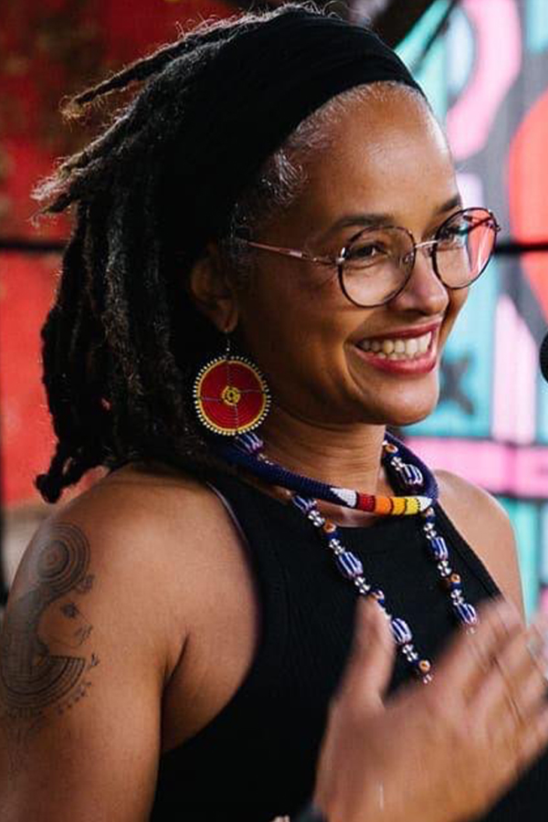 Malayika MBasse steht auf der Bühne und strahlt